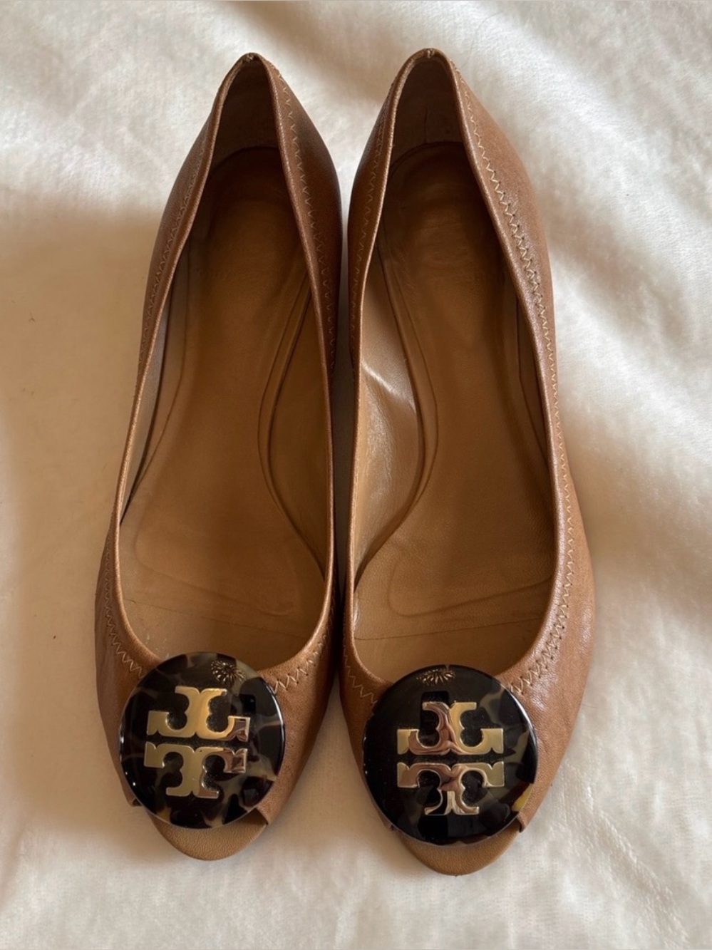 Tory Burch Tan Leather Logo Peep-Toe Flats with Dark Logo size 6